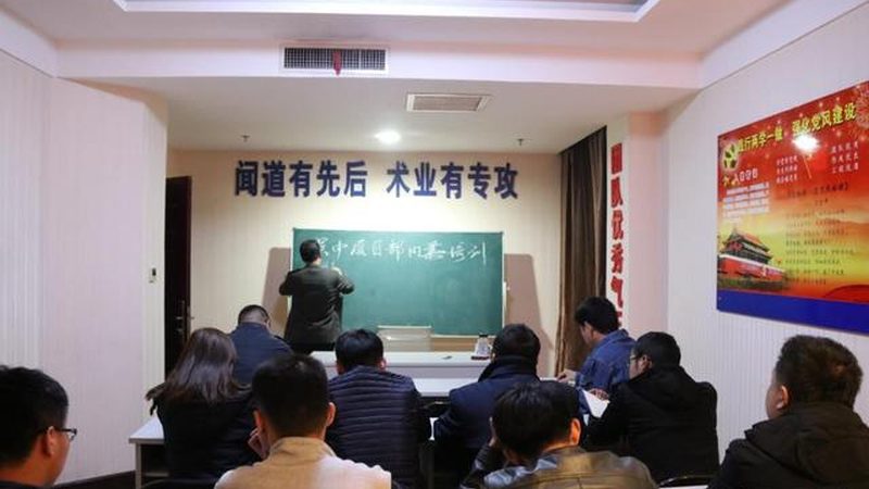 成人技能培训的收费标准通常由以下几个部分构成：